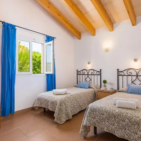 Gris 4 Bedroom Villa, Cala'n Forcat 칼라엔블레인즈