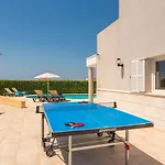 Villa Gris 4 Bedroom Villa, Cala'n Forcat *